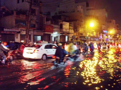 “Tê liệt” vì mưa to và triều cường